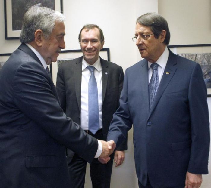 &Kappa;&upsilon;&pi;&rho;&iota;&alpha;&kappa;ό: &Delta;&iota;&alpha;&beta;&omicron;&upsilon;&lambda;&epsilon;ύ&sigma;&epsilon;&iota;&sigmaf; &sigma;&epsilon; &delta;&iota;ά&phi;&omicron;&rho;&alpha; &epsilon;&pi;ί&pi;&epsilon;&delta;&alpha;