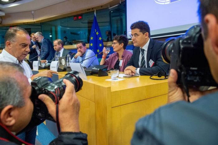 &Pi;&alpha;&rho;&alpha;&kappa;&omicron;&lambda;&omicron;&upsilon;&theta;ή&sigma;&epsilon;&iota;&sigmaf;: &laquo; &Omicron;&upsilon;&delta;έ&nu; &mu;&epsilon;&mu;&pi;&tau;ό&nu;, &beta;&lambda;έ&pi;&epsilon;&tau;&epsilon; &phi;&alpha;&nu;&tau;ά&sigma;&mu;&alpha;&tau;&alpha;&hellip;&raquo;