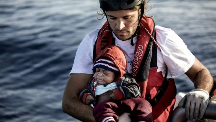 &Xi;&epsilon;&phi;&tau;ύ&lambda;&iota;&sigma;&alpha;&nu; &tau;&eta;&nu; &Delta;&eta;&mu;&omicron;&kappa;&rho;&alpha;&tau;ί&alpha;, &xi;&epsilon;&phi;&tau;ύ&lambda;&iota;&sigma;&alpha;&nu; &kappa;&alpha;&iota; &tau;&eta;&nu; &Epsilon;&lambda;&lambda;ά&delta;&alpha;!