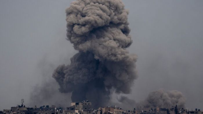 &Tau;&omicron; &Iota;&sigma;&rho;&alpha;ή&lambda; &beta;&omicron;&mu;&beta;&alpha;&rho;&delta;ί&zeta;&epsilon;&iota; &Gamma;ά&zeta;&alpha; &kappa;&alpha;&iota; &Lambda;ί&beta;&alpha;&nu;&omicron;