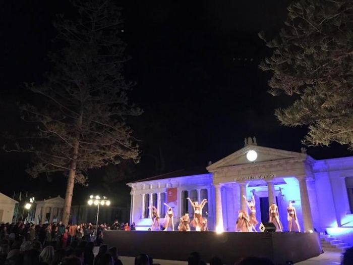 &Pi;ά&phi;&omicron;&sigmaf;: &Gamma;έ&mu;&iota;&sigma;&epsilon; &chi;&omicron;&rho;&epsilon;&upsilon;&tau;έ&sigmaf; &eta; &alpha;&nu;&alpha;&kappa;&alpha;&iota;&nu;&iota;&sigma;&mu;έ&nu;&eta; &pi;&lambda;&alpha;&tau;&epsilon;ί&alpha; &tau;&omicron;&upsilon; &Delta;&eta;&mu;&alpha;&rho;&chi;&epsilon;ί&omicron;&upsilon;