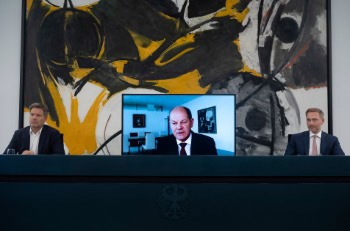 &Delta;&iota;&epsilon;&theta;&nu;ή&sigmaf; &epsilon;&xi;&epsilon;&lambda;ί&xi;&epsilon;&iota;&sigmaf; &sigma;&epsilon; &omicron;&iota;&kappa;&omicron;&nu;&omicron;&mu;ί&alpha; - &epsilon;&nu;έ&rho;&gamma;&epsilon;&iota;&alpha;: &Nu;έ&omicron; &pi;&alpha;&kappa;έ&tau;&omicron; - &mu;&alpha;&mu;&omicron;ύ&theta; &gamma;&iota;&alpha; &tau;&eta; &sigma;&tau;ή&rho;&iota;&xi;&eta; &tau;&omega;&nu; &mu;&omicron;&nu;&omicron;&pi;&omega;&lambda;ί&omega;&nu; &sigma;&tau;&eta; &Gamma;&epsilon;&rho;&mu;&alpha;&nu;ί&alpha;