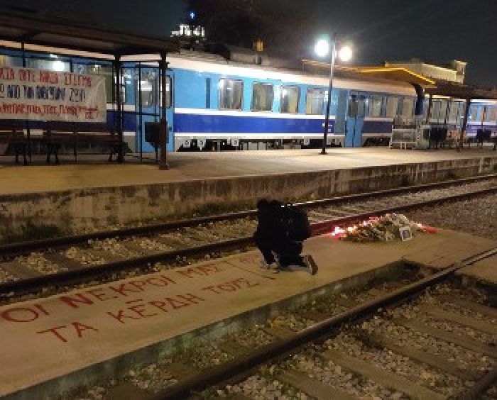 &Tau;&rho;&alpha;&gamma;&omega;&delta;ί&alpha; &sigma;&tau;&alpha; &Tau;έ&mu;&pi;&eta;: Έ&nu;&alpha; &alpha;&kappa;ό&mu;&alpha; έ&gamma;&kappa;&lambda;&eta;&mu;&alpha; &alpha;&pi;&omicron;&kappa;&alpha;&lambda;ύ&pi;&tau;&epsilon;&iota; &tau;&eta;&nu; &laquo;ά&kappa;&rho;&eta; &tau;&omicron;&upsilon; &nu;ή&mu;&alpha;&tau;&omicron;&sigmaf;&raquo;