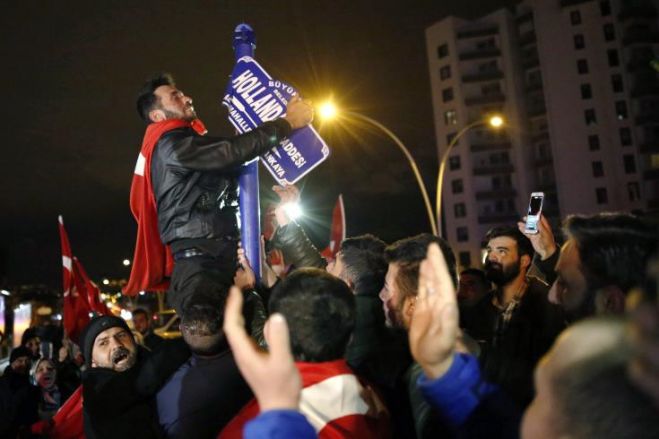 &Kappa;&upsilon;&rho;ώ&sigma;&epsilon;&iota;&sigmaf; &epsilon;&nu;&alpha;&nu;&tau;ί&omicron;&nu; &tau;&eta;&sigmaf; &Omicron;&lambda;&lambda;&alpha;&nu;&delta;ί&alpha;&sigmaf; &alpha;&pi;&omicron;&phi;ά&sigma;&iota;&sigma;&epsilon; &tau;&omicron; &Upsilon;&pi;&omicron;&upsilon;&rho;&gamma;&iota;&kappa;ό &Sigma;&upsilon;&mu;&beta;&omicron;ύ&lambda;&iota;&omicron; &tau;&eta;&sigmaf; &Tau;&omicron;&upsilon;&rho;&kappa;ί&alpha;&sigmaf;