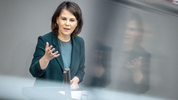 &Gamma;&epsilon;&rho;&mu;&alpha;&nu;ί&alpha;: &laquo;&Beta;&rho;&epsilon;ί&tau;&epsilon; &tau;&alpha;...&raquo;, &epsilon;&pi;&alpha;&nu;&alpha;&lambda;&alpha;&mu;&beta;ά&nu;&epsilon;&iota; &eta; &Mu;&pi;έ&rho;&mu;&pi;&omicron;&kappa; &pi;&omicron;&upsilon; &theta;&alpha; &epsilon;&pi;&iota;&sigma;&kappa;&epsilon;&phi;&theta;&epsilon;ί &Alpha;&theta;ή&nu;&alpha; &kappa;&alpha;&iota; Ά&gamma;&kappa;&upsilon;&rho;&alpha;