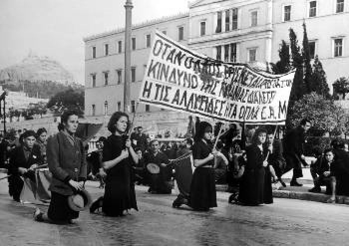 &Delta;&epsilon;&kappa;έ&mu;&beta;&rho;&eta;&sigmaf; &tau;&omicron;&upsilon; '44: &Mu;&iota;&alpha; &kappa;&rho;ί&sigma;&iota;&mu;&eta; &tau;&alpha;&xi;&iota;&kappa;ή &sigma;ύ&gamma;&kappa;&rho;&omicron;&upsilon;&sigma;&eta;