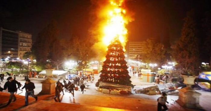 &Eta; &delta;&omicron;&lambda;&omicron;&phi;&omicron;&nu;ί&alpha;, &tau;&omicron; &laquo;&alpha;&sigma;ύ&nu;&tau;&alpha;&kappa;&tau;&omicron; &pi;&lambda;ή&theta;&omicron;&sigmaf;&raquo; &kappa;&iota; o &Delta;&epsilon;&kappa;έ&mu;&beta;&rho;&eta;&sigmaf; &tau;&omicron;&upsilon; 2008...