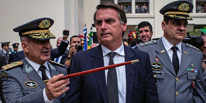 &Beta;&rho;&alpha;&zeta;&iota;&lambda;ί&alpha;: &Nu;έ&omicron; &kappa;ό&mu;&mu;&alpha; &laquo;&kappa;&alpha;&tau;ά &tau;&omicron;&upsilon; &kappa;&omicron;&mu;&mu;&omicron;&upsilon;&nu;&iota;&sigma;&mu;&omicron;ύ&raquo;, &iota;&delta;&rho;ύ&epsilon;&iota; &omicron; &phi;&alpha;&sigma;ί&sigma;&tau;&alpha;&sigmaf; &Mu;&pi;&omicron;&lambda;&sigma;&omicron;&nu;ά&rho;&omicron;&upsilon;