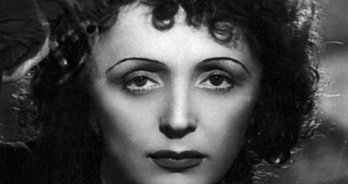 &Tau;&rho;ί&alpha; &tau;&rho;&alpha;&gamma;&omicron;ύ&delta;&iota;&alpha; &mu;&epsilon; &tau;&eta; &phi;&omega;&nu;ή &tau;&eta;&sigmaf; &Epsilon;&nu;&tau;ί&theta; &Pi;&iota;ά&phi;