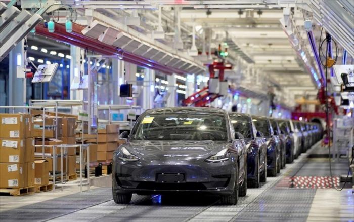 &Tau;esla: &Mu;&epsilon; &kappa;έ&rho;&delta;&eta; $5,5 &delta;&iota;&sigmaf; &pi;&rho;&omicron;&chi;&omega;&rho;ά&epsilon;&iota; &sigma;&epsilon; &alpha;&pi;&omicron;&lambda;ύ&sigma;&epsilon;&iota;&sigmaf; 10.000 &epsilon;&rho;&gamma;&alpha;&zeta;&omicron;&mu;έ&nu;&omega;&nu;!