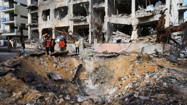 &Pi;ό&lambda;&epsilon;&mu;&omicron;&sigmaf; &sigma;&tau;&omicron; &Iota;&rho;ά&nu;: &Omicron;&iota; &epsilon;&xi;&epsilon;&lambda;ί&xi;&epsilon;&iota;&sigmaf; &mu;&epsilon;&tau;ά &tau;&omicron;&nu; &theta;ά&nu;&alpha;&tau;&omicron; &tau;&omicron;&upsilon; &Chi;&alpha;&mu;&epsilon;&nu;&epsilon;ΐ