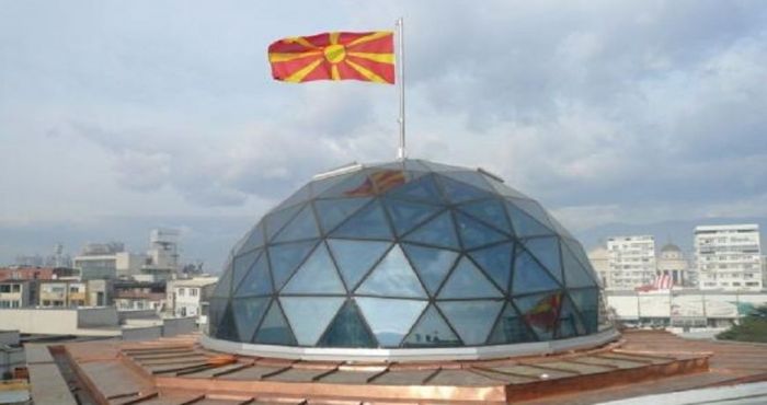 &Tau;&iota; &laquo;&pi;&alpha;ί&zeta;&epsilon;&iota;&raquo; &mu;&epsilon; &tau;&alpha; &Sigma;&kappa;ό&pi;&iota;&alpha;