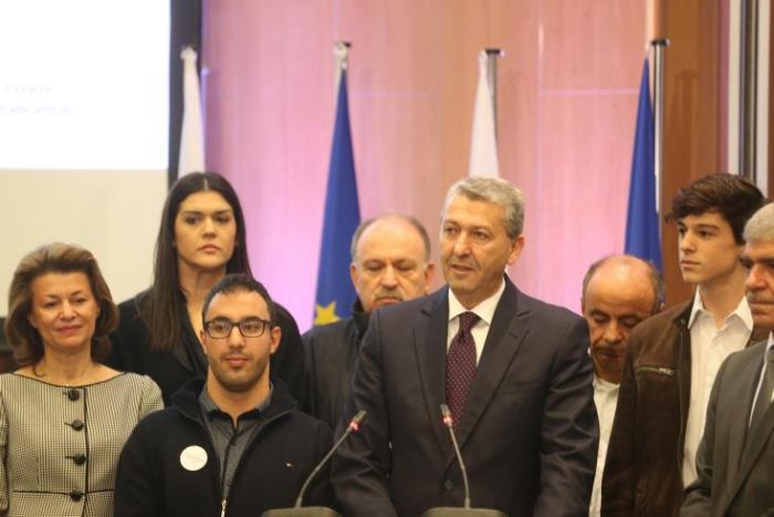 &Gamma;&iota;ώ&rho;&gamma;&omicron;&sigmaf; &Lambda;&iota;&lambda;&lambda;ή&kappa;&alpha;&sigmaf;: &Epsilon;&nu;&alpha;&lambda;&lambda;&alpha;&kappa;&tau;&iota;&kappa;ή &epsilon;&pi;&iota;&lambda;&omicron;&gamma;ή &eta; &upsilon;&pi;&omicron;&psi;&eta;&phi;&iota;ό&tau;&eta;&tau;ά &mu;&omicron;&upsilon;