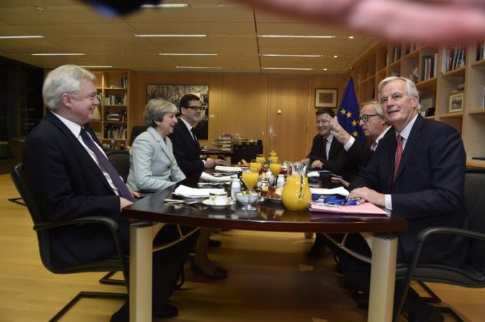 &Mu;&epsilon;&tau;&alpha;&beta;&alpha;&tau;&iota;&kappa;ή &pi;&epsilon;&rho;ί&omicron;&delta;&omicron; &sigma;&tau;&eta;&nu; &Beta;&rho;&epsilon;&tau;&alpha;&nu;ί&alpha;, &mu;&epsilon; &tau;έ&sigma;&sigma;&epsilon;&rho;&iota;&sigmaf; &epsilon;&lambda;&epsilon;&upsilon;&theta;&epsilon;&rho;ί&epsilon;&sigmaf;, &pi;&rho;&omicron;&tau;&epsilon;ί&nu;&omicron;&upsilon;&nu; &omicron;&iota; &Beta;&rho;&upsilon;&xi;έ&lambda;&lambda;&epsilon;&sigmaf;