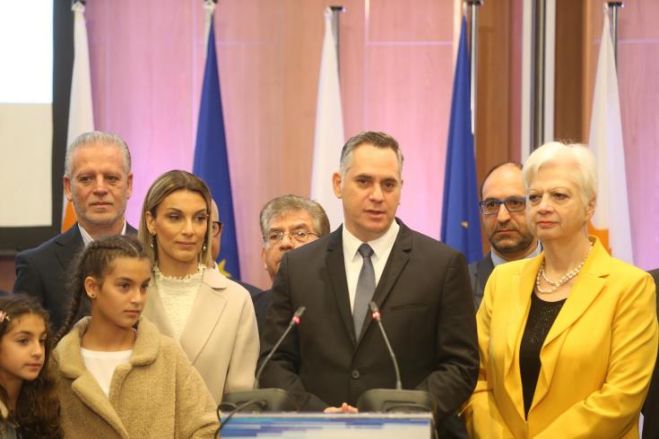 &Nu;. &Pi;&alpha;&pi;&alpha;&delta;ό&pi;&omicron;&upsilon;&lambda;&omicron;&sigmaf;: &Omicron;&iota; &pi;&rho;&omicron;&tau;ά&sigma;&epsilon;&iota;&sigmaf; &mu;&alpha;&sigmaf; &phi;έ&rho;&nu;&omicron;&upsilon;&nu; &tau;&omicron; &kappa;&alpha;&iota;&nu;&omicron;ύ&rho;&gamma;&iota;&omicron;