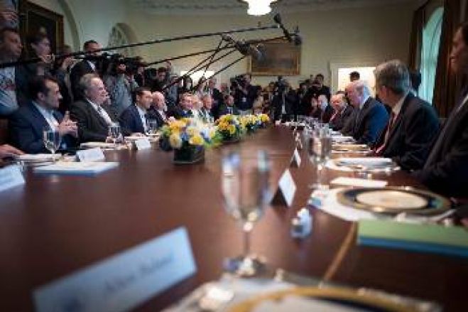 &Epsilon;&iota;&rho;ή&nu;&eta; &mu;έ&sigma;&omega; &tau;&eta;&sigmaf; &iota;&sigma;&chi;ύ&omicron;&sigmaf;, ή &alpha;&lambda;&lambda;&iota;ώ&sigmaf;... "&epsilon;&iota;&rho;ή&nu;&eta; &mu;&epsilon; &tau;&omicron; &pi;&iota;&sigma;&tau;ό&lambda;&iota; &sigma;&tau;&omicron;&nu; &kappa;&rho;ό&tau;&alpha;&phi;&omicron;"