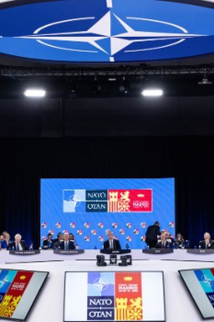 &Sigma;ύ&nu;&omicron;&delta;&omicron;&sigmaf; &Kappa;&omicron;&rho;&upsilon;&phi;&sigmaf; &Nu;&Alpha;&Tau;&Omicron;: &Omicron;&lambda;&omicron;&kappa;&lambda;&eta;&rho;ώ&theta;&eta;&kappa;&epsilon; &mu;&epsilon; &epsilon;&pi;&iota;&pi;&lambda;έ&omicron;&nu; &alpha;&pi;&omicron;&phi;ά&sigma;&epsilon;&iota;&sigmaf; - &phi;&omega;&tau;&iota;ά &gamma;&iota;&alpha; &tau;&omicron;&upsilon;&sigmaf; &lambda;&alpha;&omicron;ύ&sigmaf;